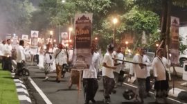 Ribuan masyarakat Kudus saat memeriahkan peringatan Taksis Menara Kudus yang ke-491.