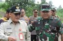 Foto: Dari kiri, Danrem Makutarama 073, bersama Wakil Bupati Grobogan, Sugeng Prasetyo, saat meninjau teritorial pembangunan Yonif baru di Kalimaro, Grobogan.