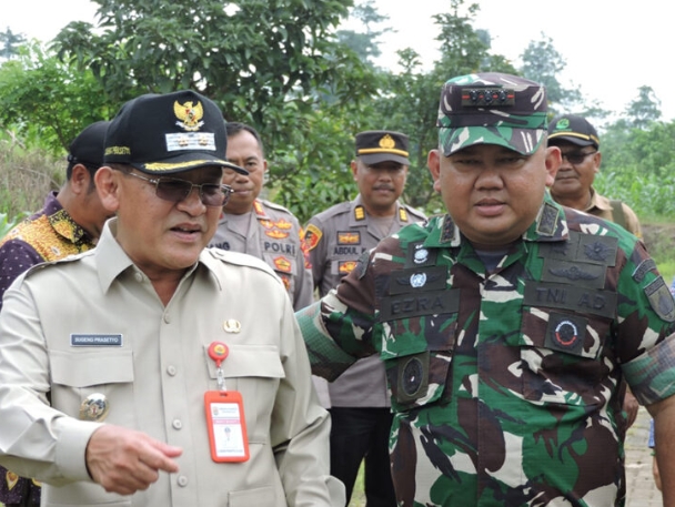 Foto: Dari kiri, Danrem Makutarama 073, bersama Wakil Bupati Grobogan, Sugeng Prasetyo, saat meninjau teritorial pembangunan Yonif baru di Kalimaro, Grobogan.