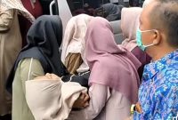 Korban keracunan MBG saat hendak dilarikan ke Rumah Sakit.