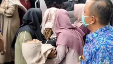 Korban keracunan MBG saat hendak dilarikan ke Rumah Sakit.