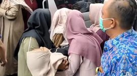 Korban keracunan MBG saat hendak dilarikan ke Rumah Sakit.