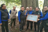 Foto: Nampak Kepala Divisi Regional (Kadivre) Jawa Tengah, Asep Dedi Mulyadi, bersama KKPH Randublatung, Hery Merkussiyanto Putro.