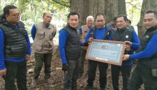 Foto: Nampak Kepala Divisi Regional (Kadivre) Jawa Tengah, Asep Dedi Mulyadi, bersama KKPH Randublatung, Hery Merkussiyanto Putro.