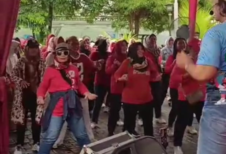 Suasana saat senam ILDI di halaman Pasar Johar.