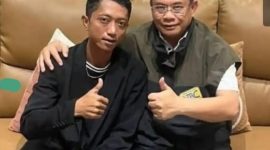 Bupati Pati Sudewo (kanan) bersama Ahmad Husein (kiri) saat berdamai setelah sebelumnya memanas terkait pernyataan Sudewo menaikan pajak.