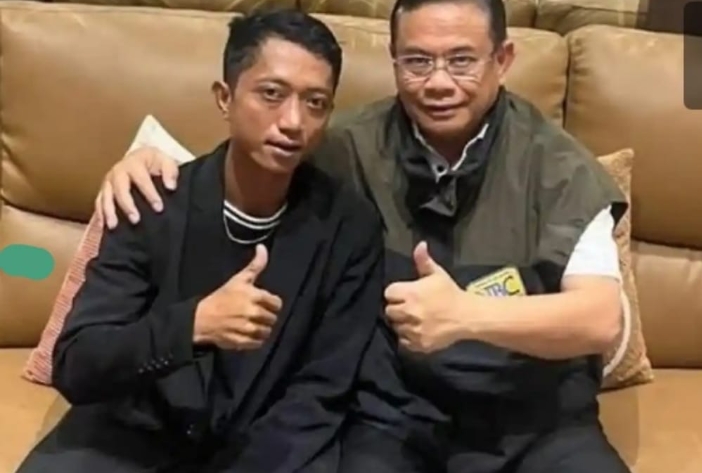 Bupati Pati Sudewo (kanan) bersama Ahmad Husein (kiri) saat berdamai setelah sebelumnya memanas terkait pernyataan Sudewo menaikan pajak.