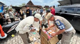 Petugas gabungan saat memeriksa ratusan bungkus rokok ilegal.