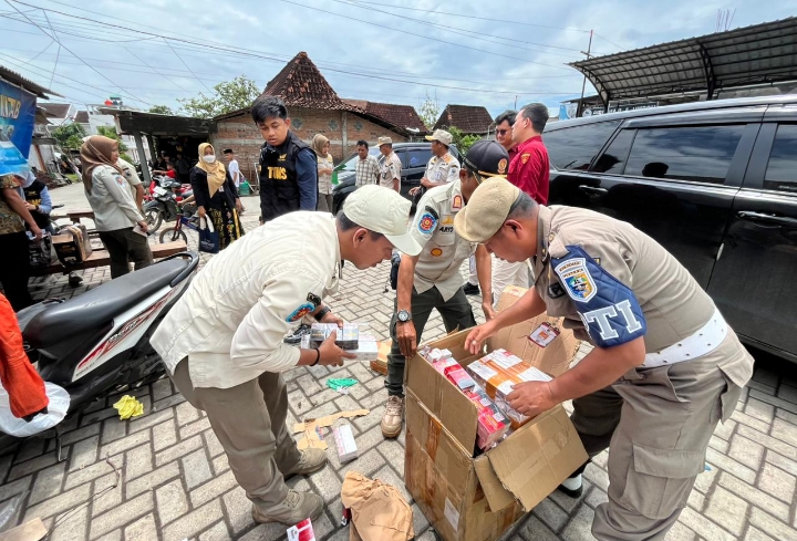 Petugas gabungan saat memeriksa ratusan bungkus rokok ilegal.
