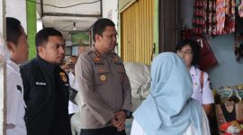 Kapolres Jepara AKBP Hadi Kristanto, bersama Kasatreskrim Polres Jepara AKP M. Faizal Wildan Umar, saat cek  langsung ketersediaan sembako di Pasar Modern Ampana. 