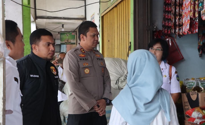 Kapolres Jepara AKBP Hadi Kristanto, bersama Kasatreskrim Polres Jepara AKP M. Faizal Wildan Umar, saat cek  langsung ketersediaan sembako di Pasar Modern Ampana. 