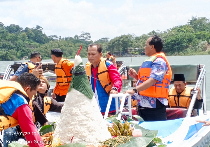 Suasana larungan Waduk Jati Barang Kelurahan Kandri, Kec. Gunungpati, Kota Semarang. Kamis (29/1/2026).