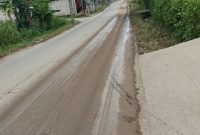 Foto: Nampak tanah tercecer hampir menutupi separuh badan jalan, diduga dari ban dump truk galian c.