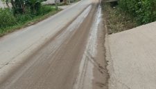 Foto: Nampak tanah tercecer hampir menutupi separuh badan jalan, diduga dari ban dump truk galian c.