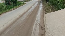 Foto: Nampak tanah tercecer hampir menutupi separuh badan jalan, diduga dari ban dump truk galian c.