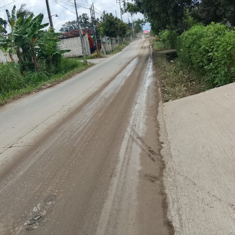 Foto: Nampak tanah tercecer hampir menutupi separuh badan jalan, diduga dari ban dump truk galian c.