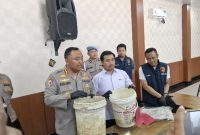 Kapolresta Cilacap Kombes Pol Budi Adhi Buono, saat konferensi pers ungkap kasus pembunuhan anak.