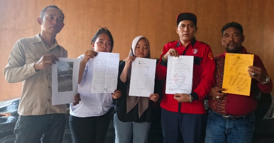 M. Manurung, ketua Orbakum DELIK, dari kanan kedua, dan pihak L bersama keluarganya. Selasa (3/2/2026).