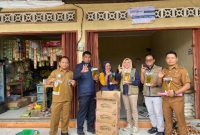 Tim Satgas Pangan Blora, saat berpose bersama menunjukan kemasan Minyakita di Pasar Sidomakmur.