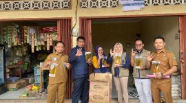 Tim Satgas Pangan Blora, saat berpose bersama menunjukan kemasan Minyakita di Pasar Sidomakmur.