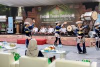 Pertunjukan tarian dalam tradisi Dandangan Kudus, siap sambut bulan suci Ramadan 2026. 