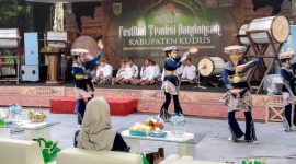 Pertunjukan tarian dalam tradisi Dandangan Kudus, siap sambut bulan suci Ramadan 2026. 