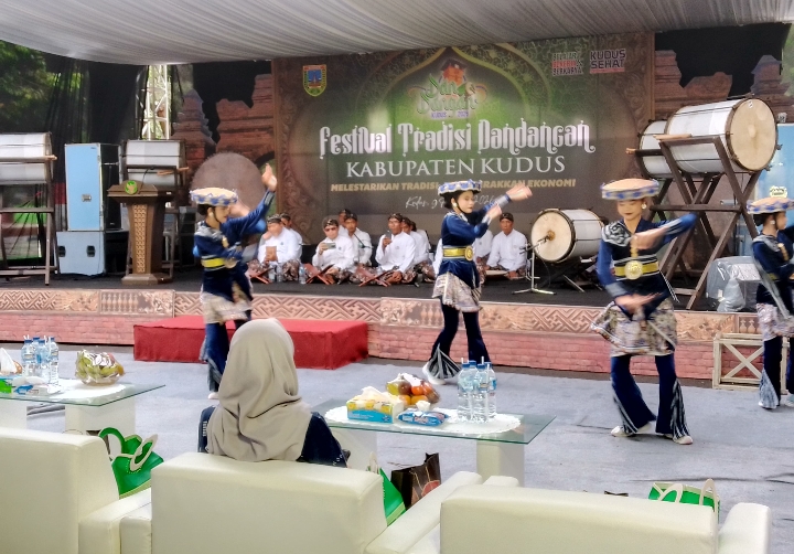 Pertunjukan tarian dalam tradisi Dandangan Kudus, siap sambut bulan suci Ramadan 2026. 