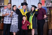 Marcellino Valent Gusna SE (tengah), saat foto bersama keluarganya.