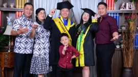 Marcellino Valent Gusna SE (tengah), saat foto bersama keluarganya.