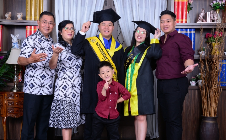 Marcellino Valent Gusna SE (tengah), saat foto bersama keluarganya.