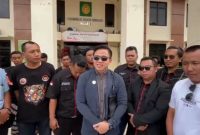 Advokat Bagas Pamenang, SH, MH, didampingi Ormas Harimau dan Squad Nusantara, saat memberikan keterangan kepada media perihal dugaan pelanggaran etika dan prosedural.
