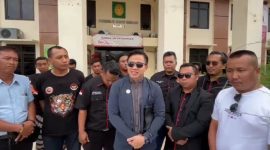 Advokat Bagas Pamenang, SH, MH, didampingi Ormas Harimau dan Squad Nusantara, saat memberikan keterangan kepada media perihal dugaan pelanggaran etika dan prosedural.