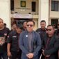 Advokat Bagas Pamenang, SH, MH, didampingi Ormas Harimau dan Squad Nusantara, saat memberikan keterangan kepada media perihal dugaan pelanggaran etika dan prosedural.