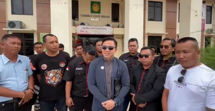 Advokat Bagas Pamenang, SH, MH, didampingi Ormas Harimau dan Squad Nusantara, saat memberikan keterangan kepada media perihal dugaan pelanggaran etika dan prosedural.
