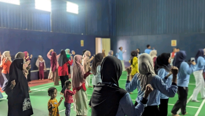 Mahasiswa KKN MIT ke 21 UIN Walisongo saat gelar senam bersama warga.