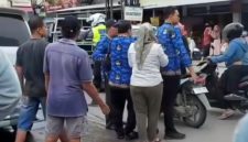 Foto: Warga saat menyaksikan insiden kecelakaan yang menewaskan seorang warga Godong. Rabu (18/2/2026).