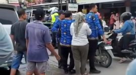 Foto: Warga saat menyaksikan insiden kecelakaan yang menewaskan seorang warga Godong. Rabu (18/2/2026).