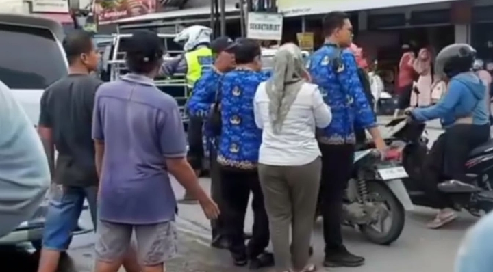 Foto: Warga saat menyaksikan insiden kecelakaan yang menewaskan seorang warga Godong. Rabu (18/2/2026).