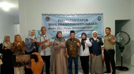 Wakil Bupati Grobogan, Sugeng Prasetyo (tengah) saat meresmikan gedung SPPG Branggah Kedungjati. Selasa 24/2/2025).
