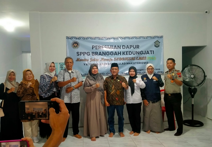 Wakil Bupati Grobogan, Sugeng Prasetyo (tengah) saat meresmikan gedung SPPG Branggah Kedungjati. Selasa 24/2/2025).