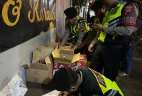 Satuan Samapta Polres Demak saat operasi Pekat. Ratusan botol miras diamankan.