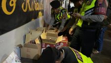 Satuan Samapta Polres Demak saat operasi Pekat. Ratusan botol miras diamankan.