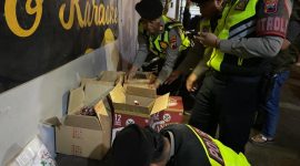 Satuan Samapta Polres Demak saat operasi Pekat. Ratusan botol miras diamankan.