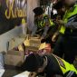 Satuan Samapta Polres Demak saat operasi Pekat. Ratusan botol miras diamankan.
