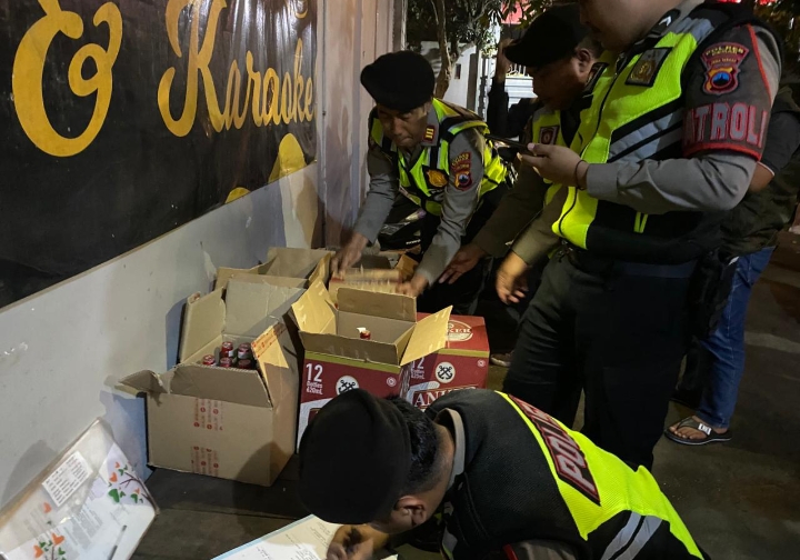 Satuan Samapta Polres Demak saat operasi Pekat. Ratusan botol miras diamankan.