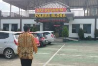 Pelapor S, saat memenuhi panggilan Polisi.