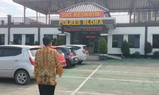 Pelapor S, saat memenuhi panggilan Polisi.