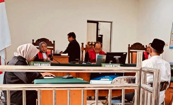 Eks kades Kalirejo, Kec. Wirosari, Kab. Grobogan, saat terima vonis di sidang di PN Tipikor Semarang