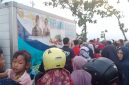 Detik-detik warga masyarakat saat menunggu pembagian takjil gratis di depan GSG Dewi Sri, Purwodadi. Sabtu (14/3/2026) pukul 17.00 WIB.