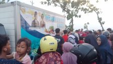 Detik-detik warga masyarakat saat menunggu pembagian takjil gratis di depan GSG Dewi Sri, Purwodadi. Sabtu (14/3/2026) pukul 17.00 WIB.